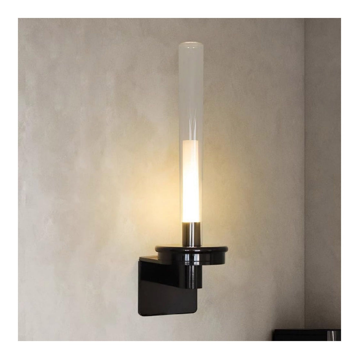 Applique murale Noir et Ambre aux lignes epurees avec eclairage confortable 3000 K